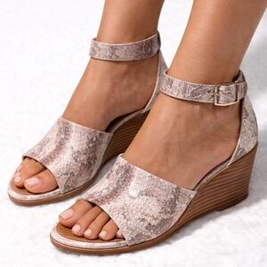 Vince Camuto Leather Wedge Sandals Size 8.5 – Neutral Snake Print, Ankle Strap